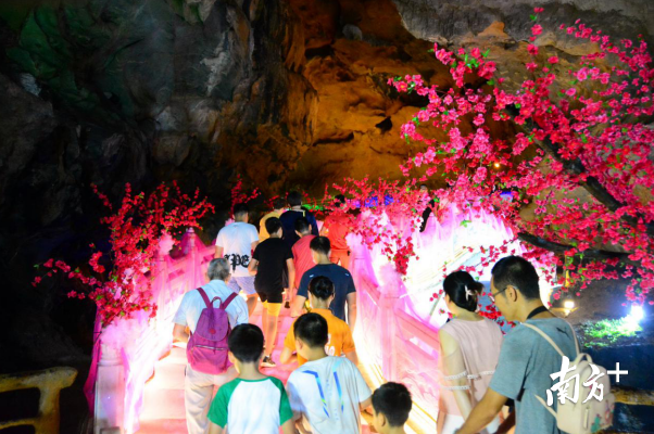 鵲橋布置好3天時間，已有1萬多名游客來游玩體驗(yàn)。