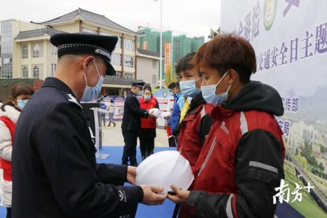 活動現(xiàn)場還為快遞行業(yè)代表贈送了有著安全保障的頭盔。段燦 攝