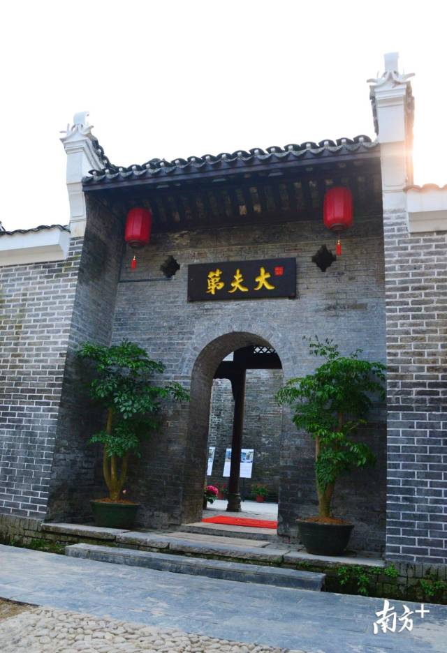 青磚藍(lán)瓦、重檐飛翹的“大夫第”民宿。黃津 攝