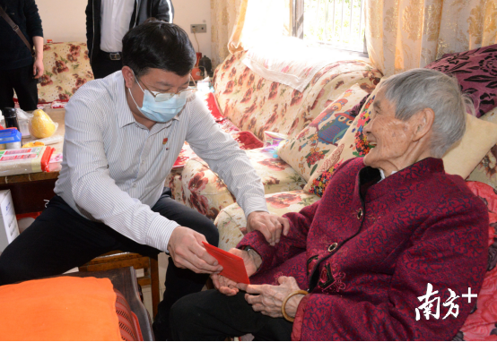 在黃廣珍家，唐慶衛(wèi)對(duì)老人噓寒問暖，送上慰問金，向老人拜個(gè)早年。黃津 攝