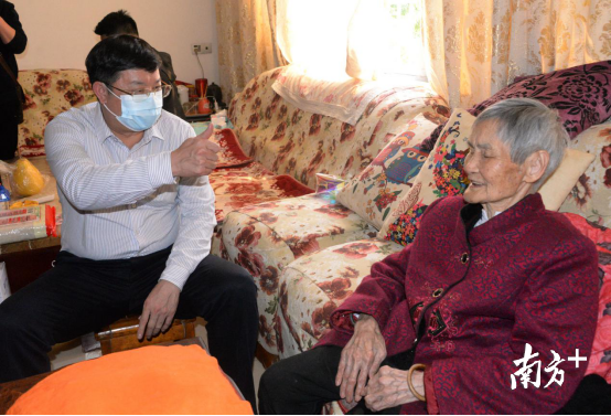 在百歲老人黃廣珍家，連州市長(zhǎng)唐慶衛(wèi)豎起大拇指點(diǎn)贊老人。黃津 攝