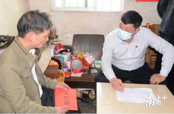 唐慶衛(wèi)希望黃貴標(biāo)，要叮囑小兒子讀好書來，爭(zhēng)取考上好的大學(xué)。黃津 攝