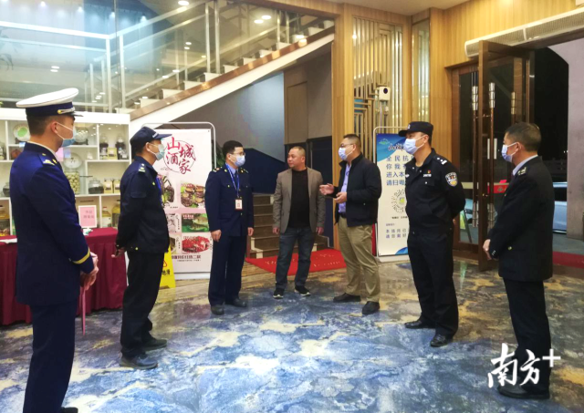 連州組建聯(lián)合檢查組對(duì)餐飲服務(wù)單位開展疫情防控和食品安全、消防安全檢查。