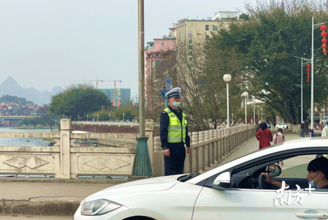 上午7點(diǎn)30分，連州市公安民警吳常超就來到了南門橋頭，開始了一天的交通路口站崗工作。