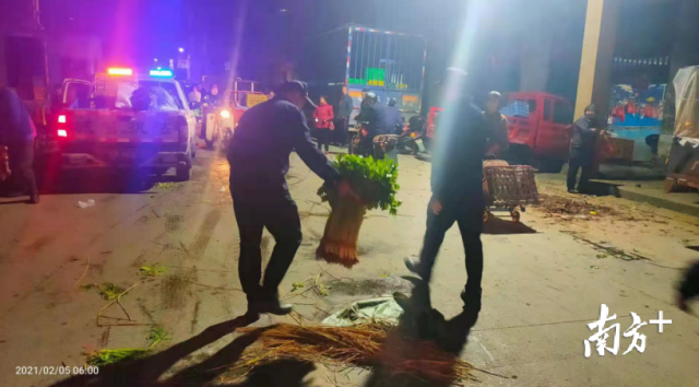 清理亂擺亂賣，營(yíng)造良好環(huán)境。