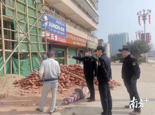 落實(shí)“門前三包”制度。