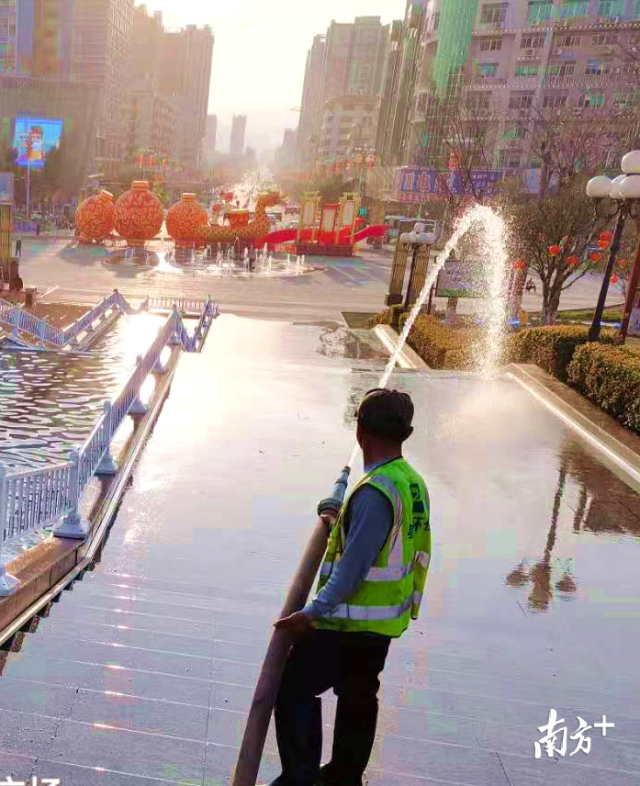 清洗廣場(chǎng)。