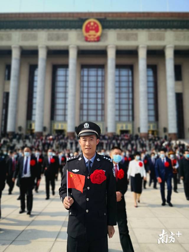 連州市瑤安鄉(xiāng)大營村駐村第一書記兼扶貧工作隊(duì)隊(duì)長、清遠(yuǎn)市公安局交警支隊(duì)高速七大隊(duì)教導(dǎo)員黃智勇獲授“全國脫貧攻堅(jiān)先進(jìn)個(gè)人”稱號。圖片由受訪者提供