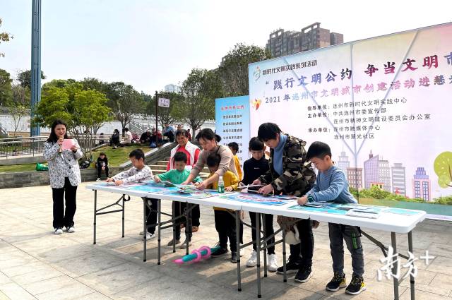 孩子們參與文明拼圖趣味游戲。段燦 攝