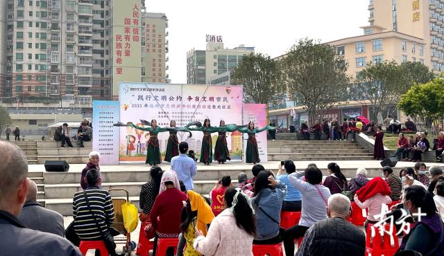 3月14日，連州開展“踐行文明公約，爭當文明市民”主題2021年連州市文明城市創(chuàng)建活動走進社區(qū)活動。段燦 攝