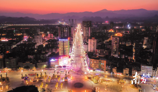 華燈初上。曾亮超 攝