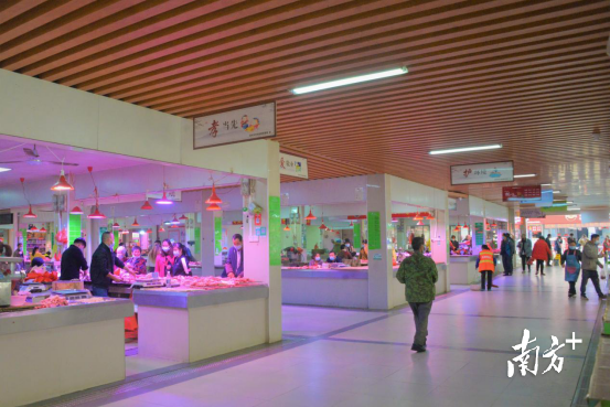 “美顏”升級(jí)后的肉菜市場(chǎng)。張曉欣 攝