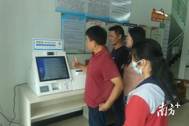 村民老張豎起大拇指點(diǎn)贊“粵智助”政府服務(wù)自助機(jī)。通訊員供圖