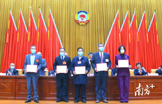 表彰優(yōu)秀提案。張曉欣 攝