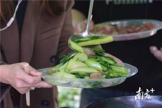 連州菜心炒臘肉。張曉欣 攝