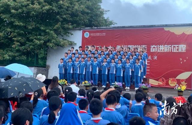 九陂鎮(zhèn)中心學(xué)校開(kāi)展藝術(shù)展演活動(dòng)。