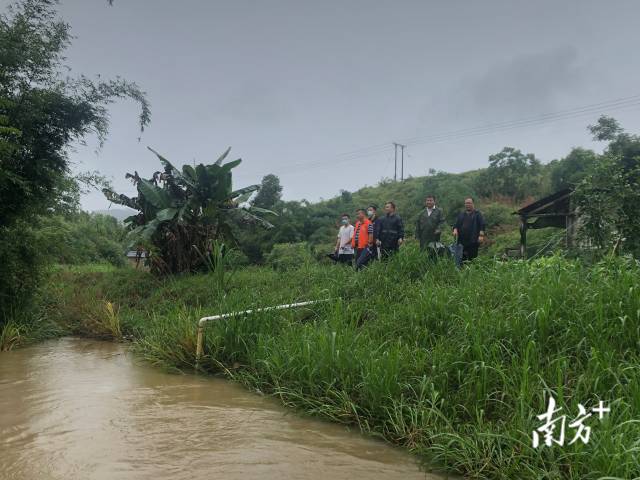 連州市委常委、政法委書(shū)記、九陂鎮(zhèn)黨委書(shū)記、總河長(zhǎng)綦鴻偉與鎮(zhèn)村兩級(jí)河長(zhǎng)進(jìn)行巡河排查。