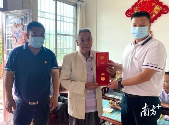 走訪慰問老黨員，并送上“光榮在黨50年”紀念章。