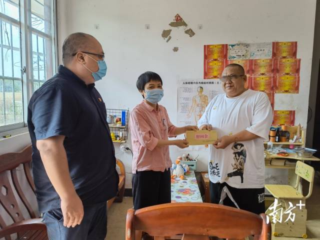 李成娟走訪慰問(wèn)老黨員。