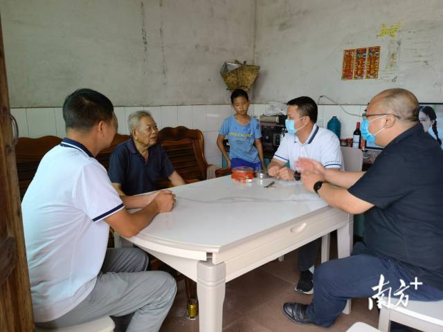 綦鴻偉走訪慰問(wèn)老黨員。