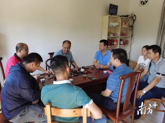 九陂鎮(zhèn)鄉(xiāng)村振興人才驛站到益農專業(yè)合作社調研企業(yè)人才情況。