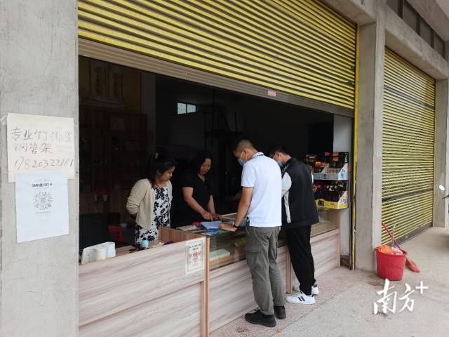 執(zhí)法人員給商家細(xì)致解釋政策。