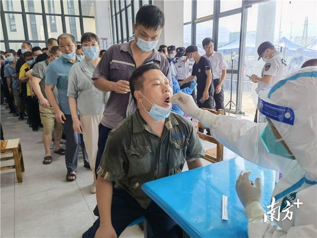 群眾有序排隊開展核酸檢測。