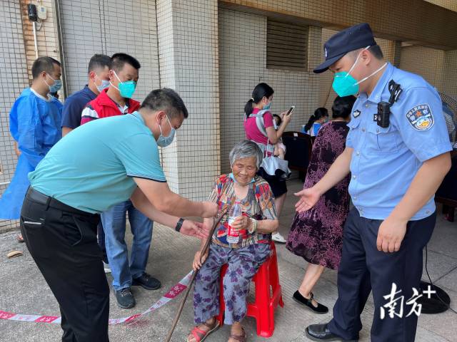 連州市委常委、副市長、九陂鎮(zhèn)黨委書記綦鴻偉在核酸檢測現(xiàn)場協(xié)助老人參加核酸檢測，為老人做好防暑措施。