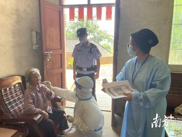 入戶開展核酸檢測，確保全員核酸檢測應(yīng)檢盡檢、不漏一人。