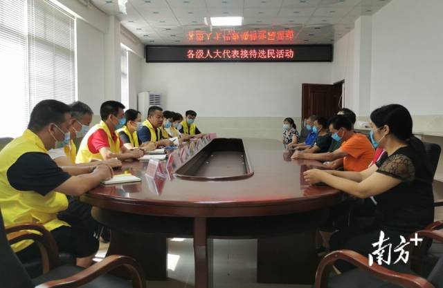 九陂鎮(zhèn)組織各級(jí)人大代表開(kāi)展統(tǒng)一接待選民日活動(dòng)。