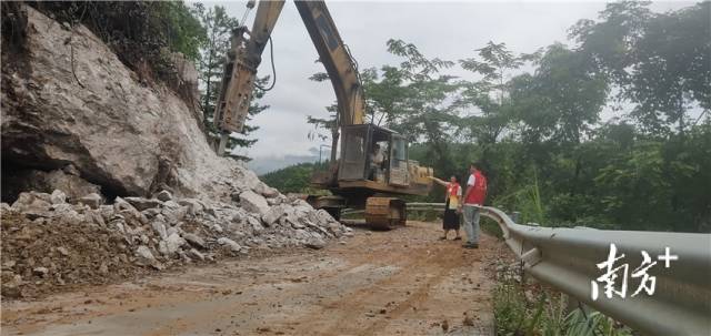 施工隊(duì)正在清理攔路巨石。