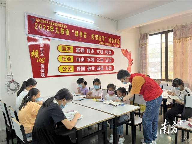 共讀一本好書。