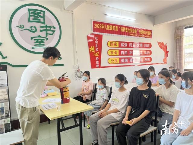 開展安全教育講座。 