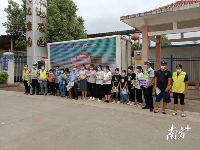 聯(lián)一村人大代表和交警聯(lián)合開展交通安全宣傳活動現(xiàn)場。