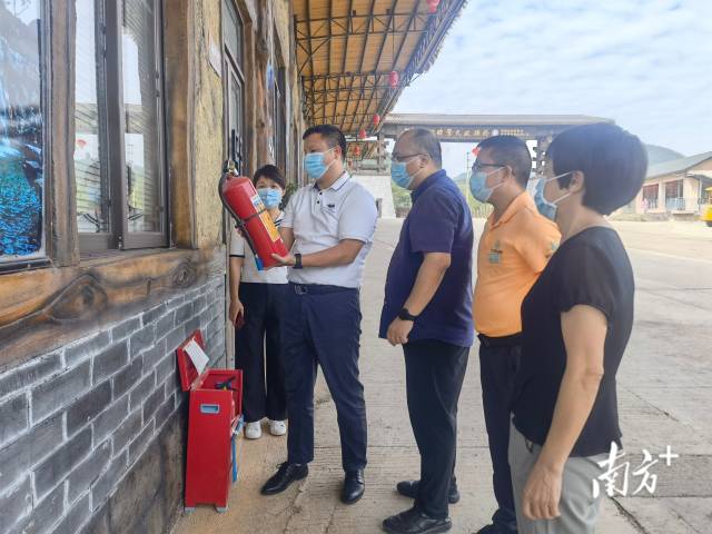 檢查應(yīng)急裝備配備。