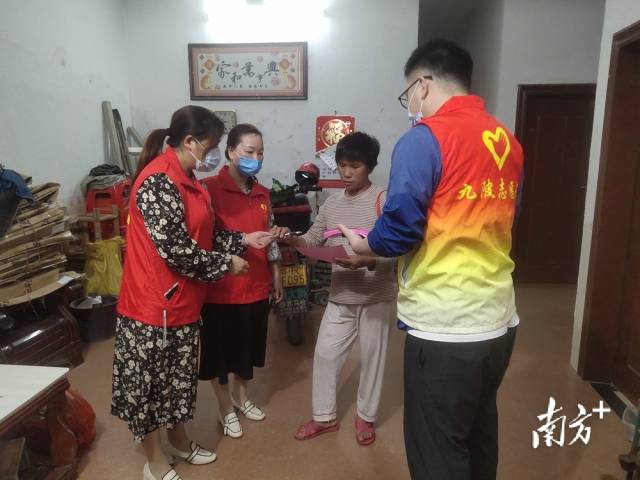 進(jìn)村入戶開(kāi)展森林防滅火宣傳。