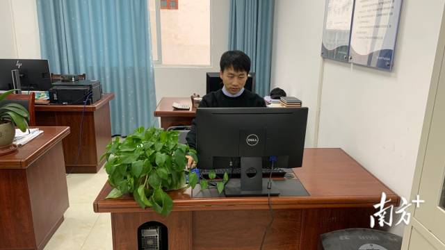 工作中的曹松根。