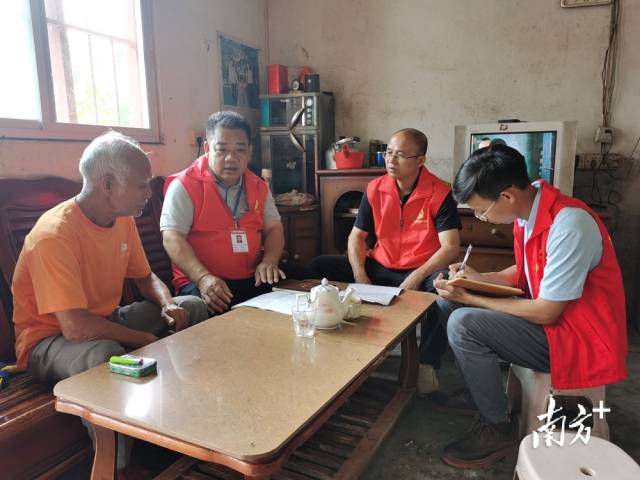 干部入戶(hù)為農(nóng)戶(hù)答疑。