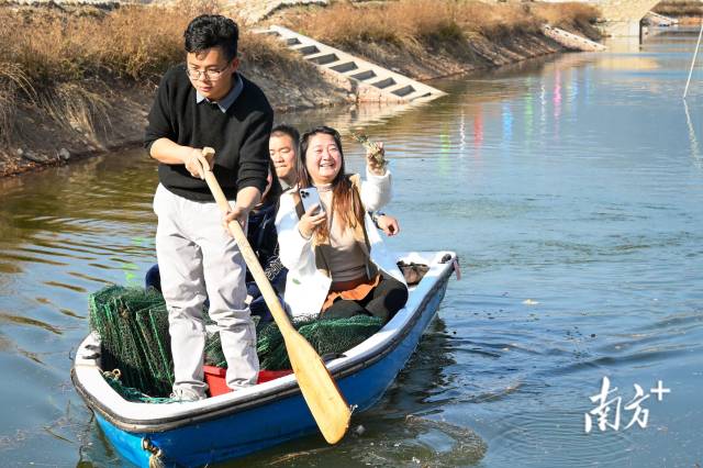 打撈龍蝦。張曉欣 攝