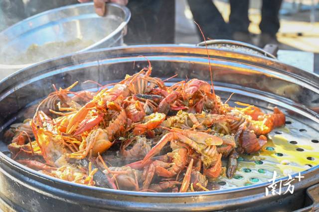現(xiàn)場(chǎng)開(kāi)鍋蒸蝦、炒蝦。張曉欣 攝