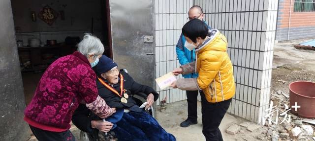 走訪慰問(wèn)老黨員。