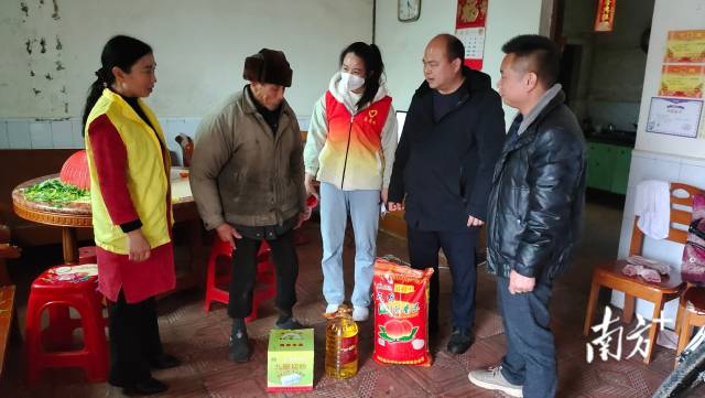 參與走訪慰問送溫暖活動(dòng)。