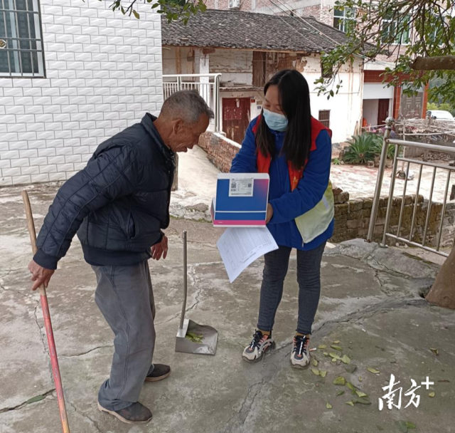 送上防疫健康包。