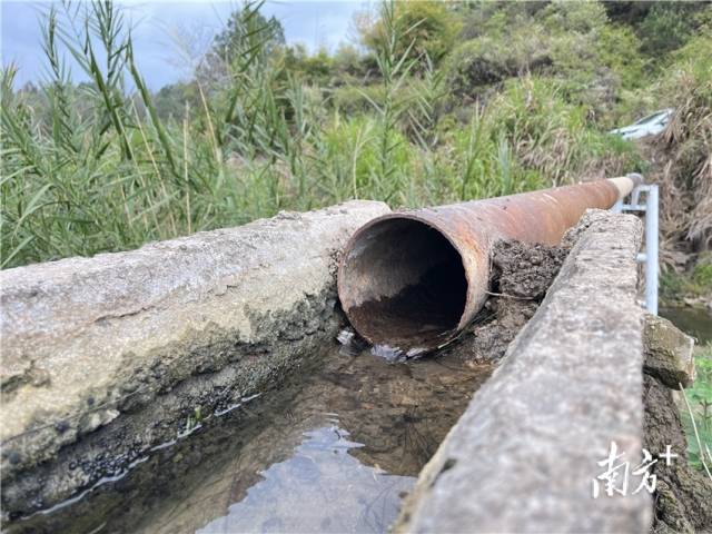 連接兩岸的跨河水渠。
