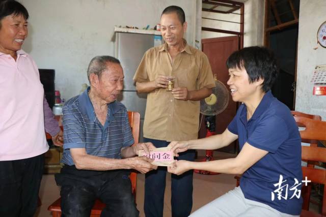 走訪慰問老黨員張臺。