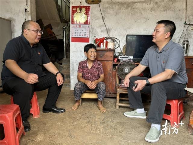 走訪慰問老黨員駱有妹。