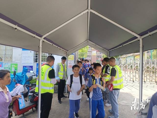 給同學(xué)們派發(fā)防溺水宣傳頁。