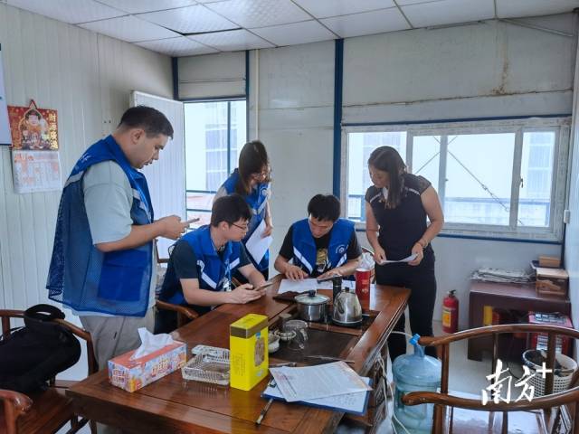 實(shí)地走訪、填報(bào)信息。