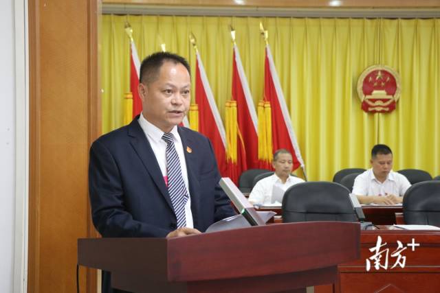 鄭劍鋒向大會作九陂鎮(zhèn)人民政府專項工作報告。