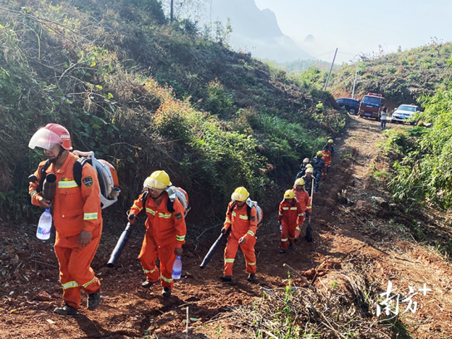 消防人員前往演練地點開展實操培訓(xùn)。